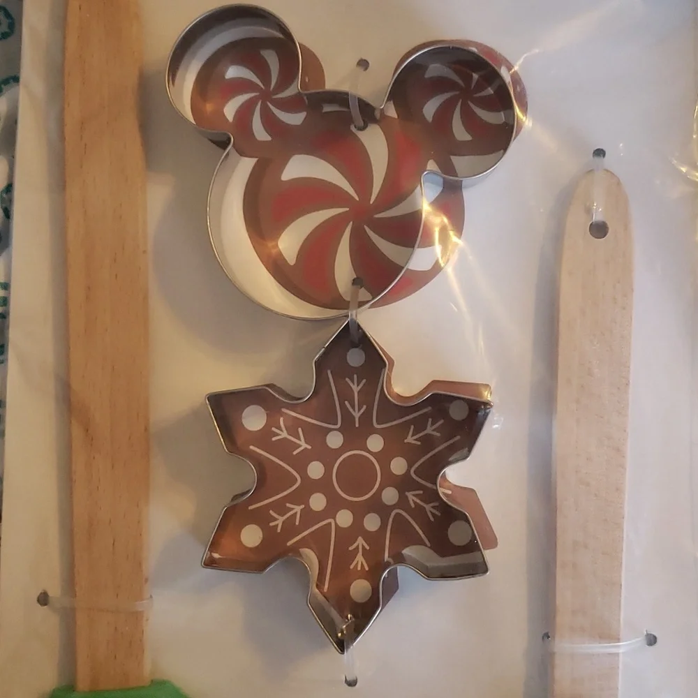 NIP Mickey and Minnie 4 Piece Spatula and Cookie Cutter Set